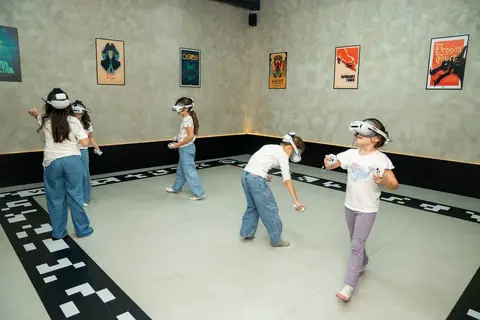 Chicas saltando en la arena