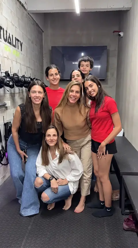 Mamás e hijas en la sala de equipos, antes de jugar