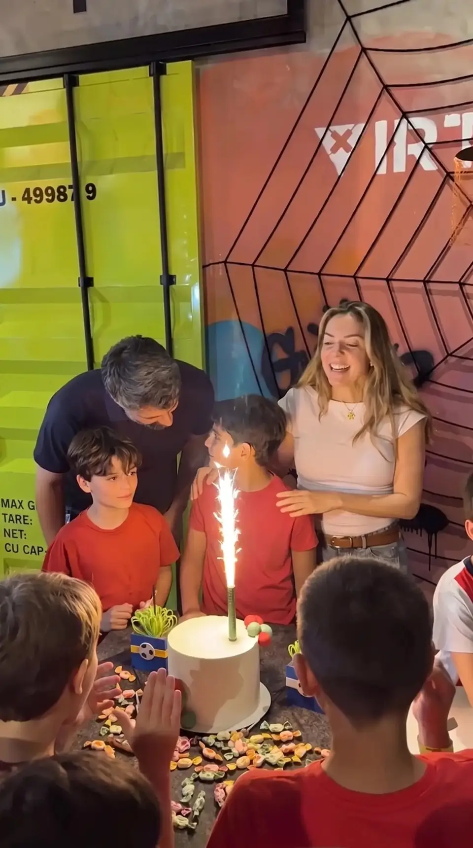 Cumpleaños en Virtuality: los chicos alrededor de la torta