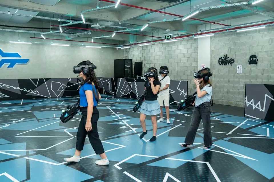Un equipo de adultos jugando en la arena de Aventura