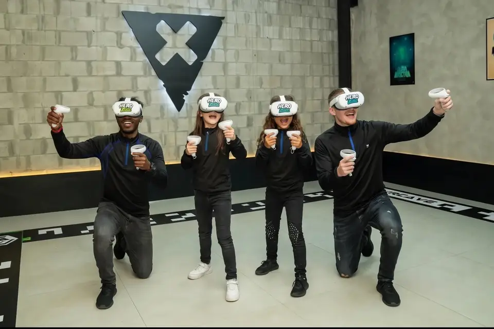 Chicos y grandes en plena partida de Arcade
