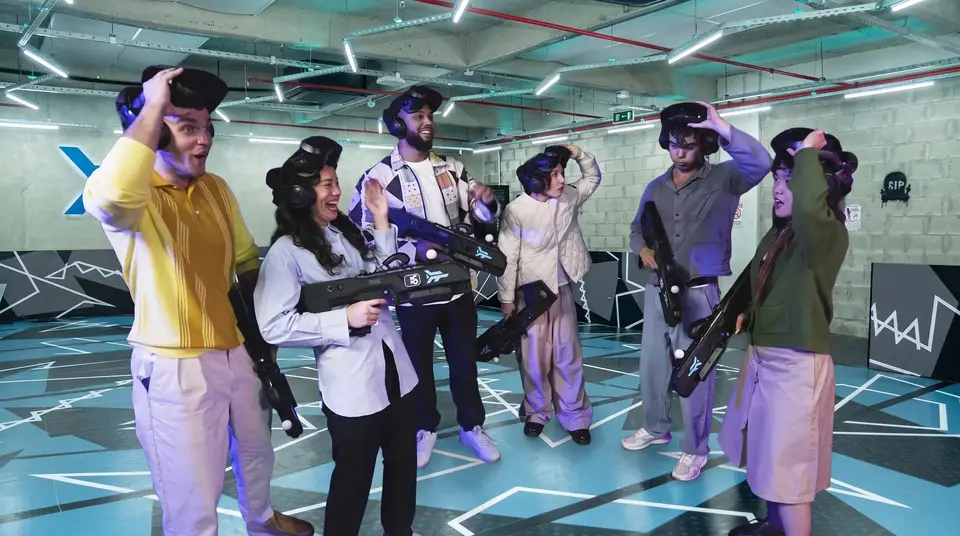 Un equipo festeja en la arena de Aventura con los cascos puestos